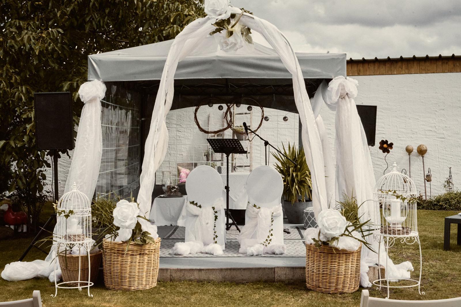 Festlich eingedeckter Saal bei einer Hochzeit im Landgasthaus Rathert
