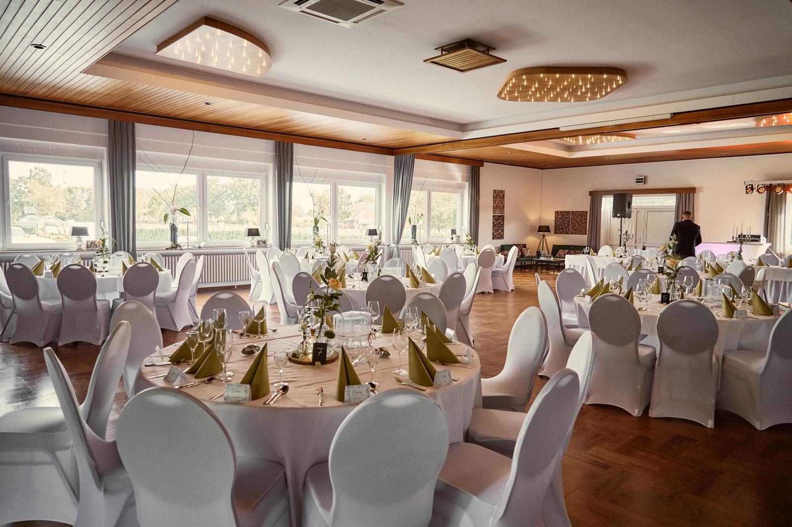 Der Festsaal des Landgasthaus Rathert, festlich für eine Hochzeit eingedeckt